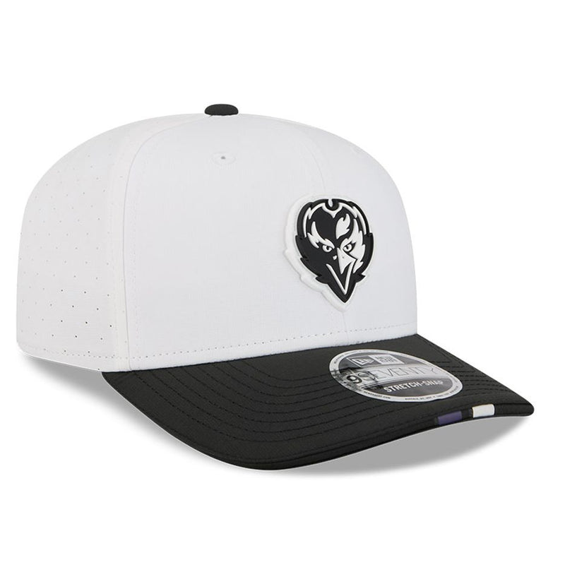 Gorra 9SEVENTY Baltimore Ravens Training 2025 New Era Blanco