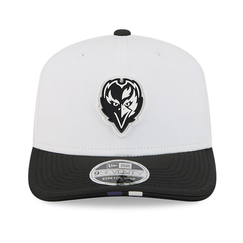 Gorra 9SEVENTY Baltimore Ravens Training 2025 New Era Blanco
