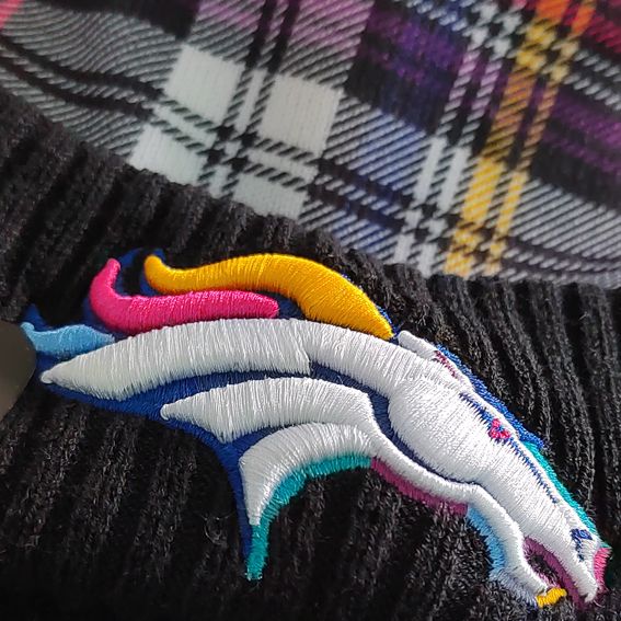 Gorro Beanie Denver Broncos Crucial Catch 2024 New Era