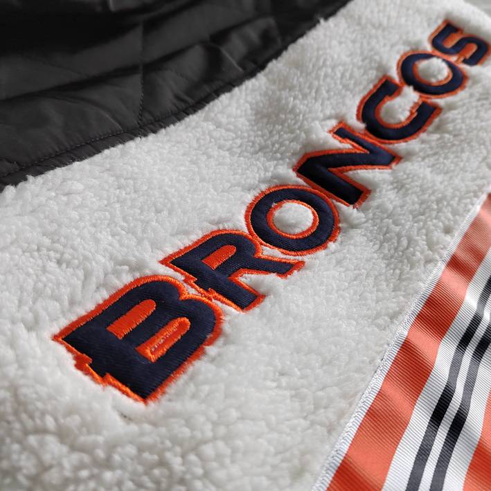 Chamarra Denver Broncos Sherpa The Wild Collective Mujer