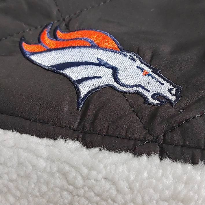Chamarra Denver Broncos Sherpa The Wild Collective Mujer