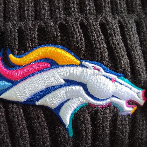 Gorro Beanie Denver Broncos Crucial Catch 2024 Tech New Era