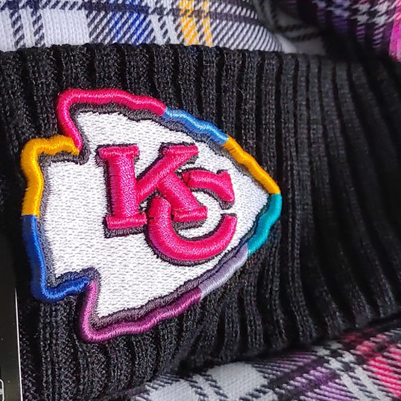 Gorro Beanie Kansas City Chiefs Crucial Catch 2024 New Era Mujer