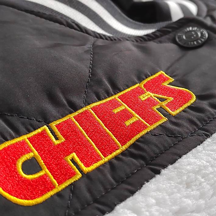 Chamarra Kansas City Chiefs Sherpa The Wild Collective Mujer