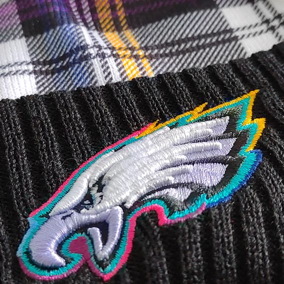 Gorro Beanie Philadelphia Eagles Crucial Catch 2024 New Era Mujer