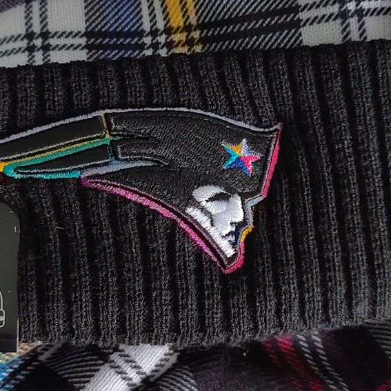 Gorro Beanie New England Patriots Crucial Catch 2024 New Era Mujer
