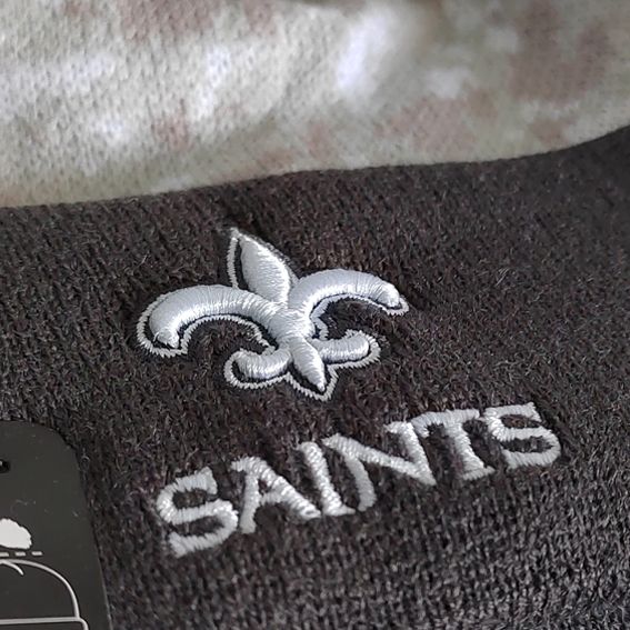 Gorro Beanie New Orleans Saints Salute to Service 2024 New Era