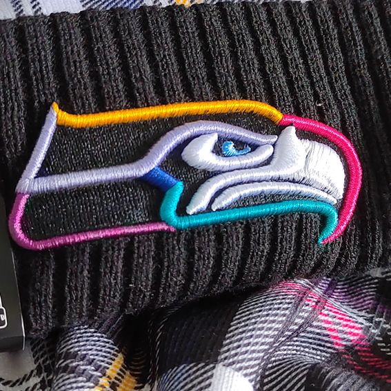 Gorro Beanie Seattle Seahawks Crucial Catch 2024 New Era Mujer