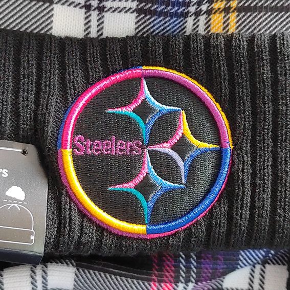 Gorro Beanie Pittsburgh Steelers Crucial Catch 2024 New Era Mujer